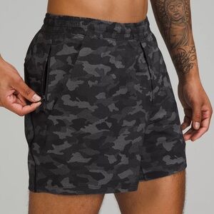 Lululemon Pace Breaker 5" Lined Shorts Size Large Variegated Mesh Camo Black